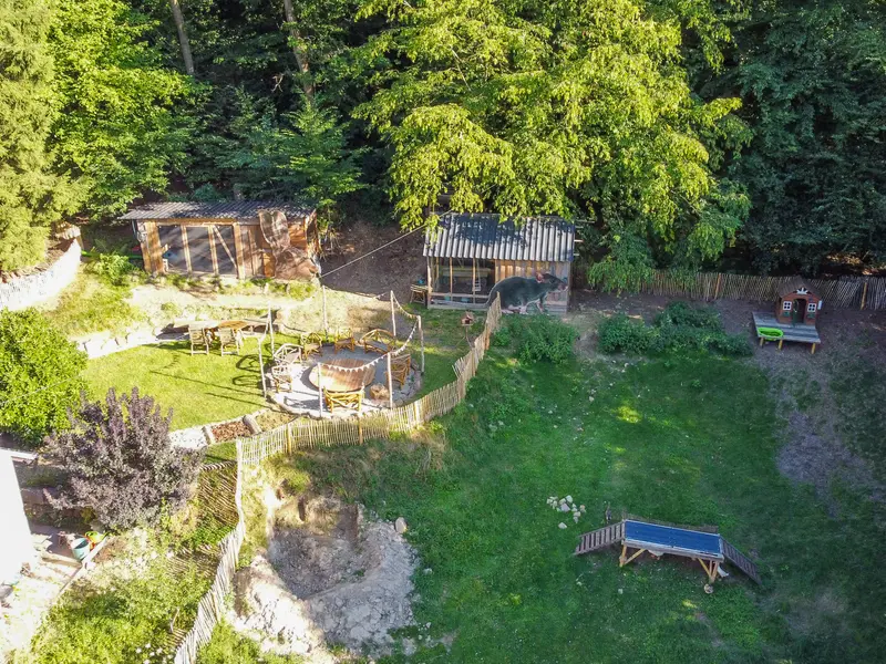 Blick über das Gelände mit Gehegen, Schafstall und Sitzbereich