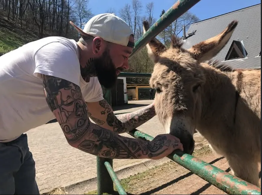 Sven Morawa mit Esel
